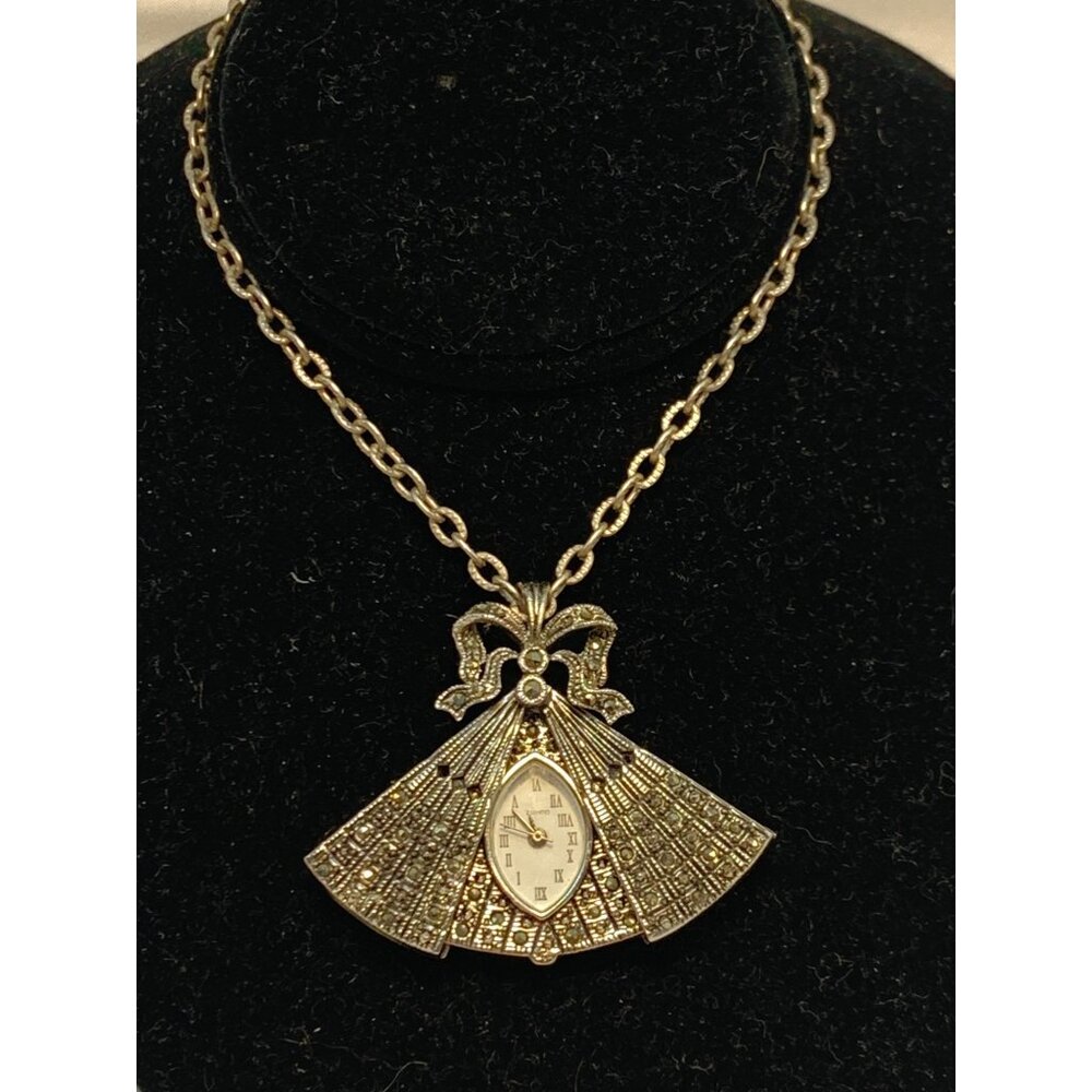 Quartz Fan Watch with Chain Silver Tone Necklace READ